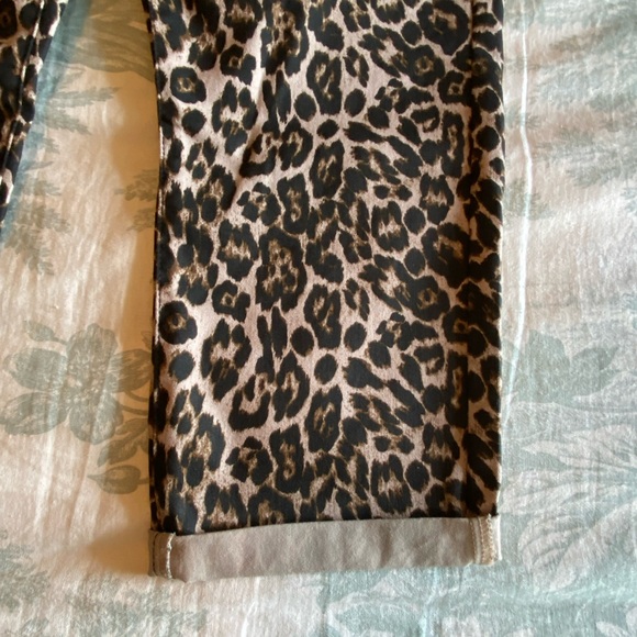 Westbound Leopard Print Pull On Capris - Picture 5 of 8